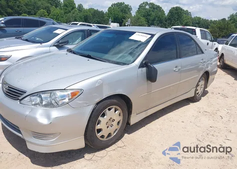 2005 Toyota Camry Le z USA, uszkodzony, nr VIN 4T1BE32KX5U402999